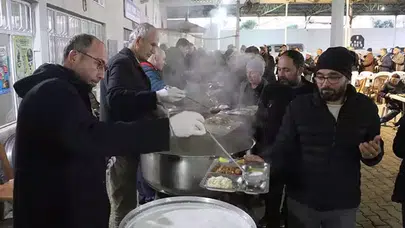 Erkekler Ramazan'da Mahallede İftar Sofralarını Kuruyor!