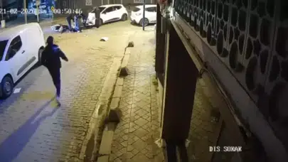 İstanbul Zeytinburnu'nda Motosikletli Kazası Anbean Kamerada Kaydedildi!