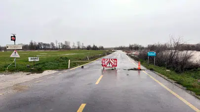 Edirne'de Tunca Köprüsü, taşkın riski nedeniyle geçici olarak trafiğe kapatıldı.