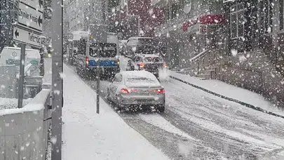 Bursa'da Kar Yağmuru Hayatı Durma Noktasına Getirdi: Araçlar Yolda Mahsur Kaldı