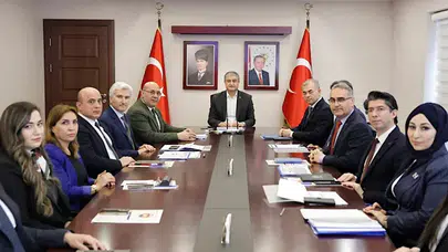 Adana'da Eğitim Değerlendirme Toplantısı: Faaliyetler ve Yatırımlar Gözden Geçirildi!