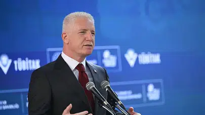 İstanbul Valisi Davut Gül, Sultanbeyli'deki ödev evi öğrencileriyle buluştu.