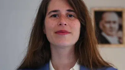 Lal Denizli Kimdir, Kaç Yaşında ve Nereli? Çeşme Belediye Başkanı Lal Denizli’nin Hayatı ve Kariyeri