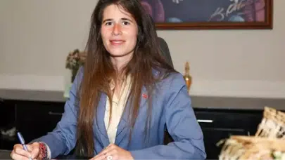 Çeşme'nin Belediye Başkanı Lal Denizli: Kimdir ve Aile Bağları Neler?