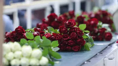 Sevgililer Günü'nde Kırmızı Gül Fiyatları Yükselişte: 14 Şubat'ta Sokak Çiçekçilerinde 1 Adet Gül Kaç TL Olacak?