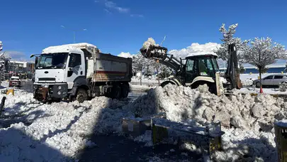 Van Edremit’te Kar Temizleme Çalışmaları Aralıksız Sürüyor