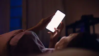 Gece Uyanıp Telefona Bakanlar Dikkat: Beyni Sessizce Yoran Alışkanlık