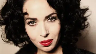 Esra Ronabar Kimdir | Esra Ronabar Kaç Yaşında? Esra Ronabar Türk mü?