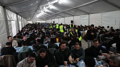 Sakarya'da Üniversiteler Kampüsü'nde iftar çadırında kardeşlik sofrası kuruldu!