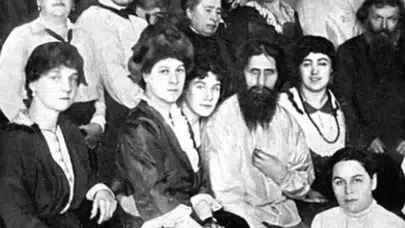 Rasputin: Çarlık Rusyası'nın Karanlık Gölgeleri ve Bolşevik Devrimi'ne Giden Yol