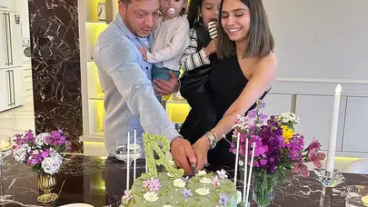 Mesut Özil ve Amine Gülşe'den Üçüncü Çocuk Müjdesi: Aile, Hayatın Temelidir!