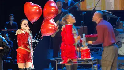 Okan Kurt’tan Demet Akalın’a sahnede büyük sürpriz!