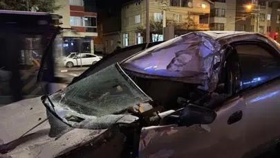 Otomobilin tıra çarpması sonucu sürücü sıkıştı, itfaiye kurtarıp hastaneye sevk etti!