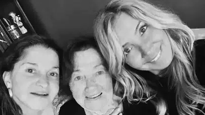 Yonca Evcimik'in Ailesi: Ünlü Şarkıcının Anne ve Babası Hakkında Bilgiler