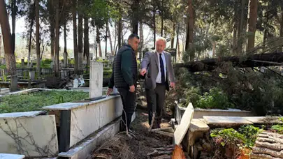 İzmir'deki Mezarlıklar, Fırtınanın Ardından Yeniden Hayat Buluyor!