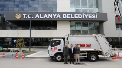 Yeni çöp kamyonu, Alanya Belediyesi'nin araç filosuna katıldı
