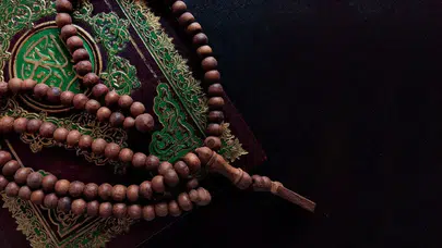 Kadir Gecesi’nde Hangi Tesbihler Çekilir? (2026) Diyanet’e Göre Kadir Gecesi Tesbih ve Zikirleri