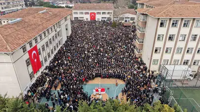 Fatma Öğretmene Okul Bahçesinde Veda