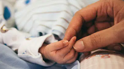 Çalışan annelere müjde: Doğum izni 24 haftaya çıktı, babalık izninde yeni dönem başladı