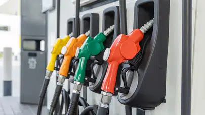 Pompa fiyatlarına gece yarısı operasyonu: Brent petroldeki tırmanış sürücülerin cebini yaktı