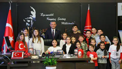 CHP Genel Başkanı Özel, 23 Nisan'da depremin etkilerini yaşayan Elisa Dok'a başkanlık görevini devretti!