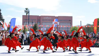 Samsun'da Coşkulu Açılış: Türk Dünyası Çocuk Festivali Korteji Yürüyüşü İle Start Aldı!