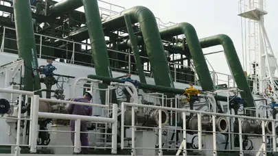 Hürmüz Boğazı'nda sessiz bekleyiş bitti: LNG tankeri radara yakalandı
