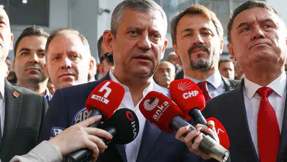 CHP'de kritik viraj: Özgür Özel'den 'hukuk mücadelesi' vurgusu, gözler iki dev toplantıya çevrildi
