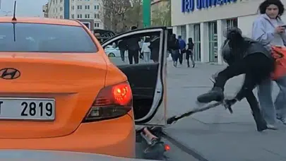 Ankara'da Scooter Kazası: Sürücü Taksi Kapısına Çarparak Yola Düştü