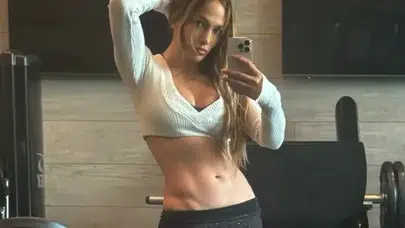 56 Yaşında Zamanı Geride Bıraktı! Jennifer Lopez'in Sabah Rutinindeki 'Karın Kaslarıyla' İlgili Sırları Ortaya Çıktı!