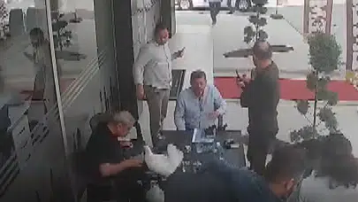 Tarsus’ta çay keyfi kabusa döndü: Gökyüzünden masaya iniş yaptı