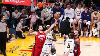 Alperen Şengün, LeBron James'e karşı güç savaşında kaybetti! Lakers, ilk raundu kazandı
