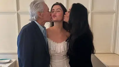 Hollywood’un Altın Çocuğu Sahnelerin Tozunu Yutmaya Hazırlanıyor: Carys Douglas Başrolü Kaptı