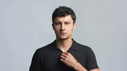 Ekonomi okurken sahne tozunu seçti: Alper Çankaya'nın bilinmeyen hayatı