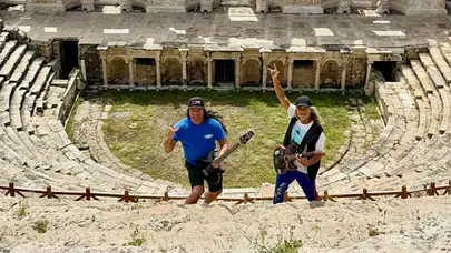 Sahne tozunu Denizli'nin tarihi dokusuyla takas ettiler: Metallica efsaneleri Pamukkale'de
