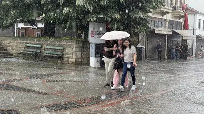 Meteorolojik uyarılar gerçeğe dönüştü: Hava bir anda karardı, sokaklar göle döndü