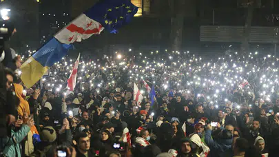Tiflis sokaklarında AB çağrısı: Binlerce kişi hükümetin politikalarına karşı yürüdü