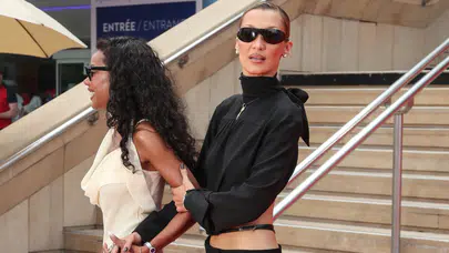 Cannes’da Bella Hadid rüzgarı: Sıkı dostuyla keyfi yerinde