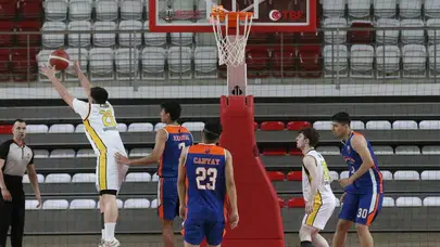 Genç yetenekler Sivas'ta parkeye çıktı: U18 basketbolunda nefes kesen üçüncü gün