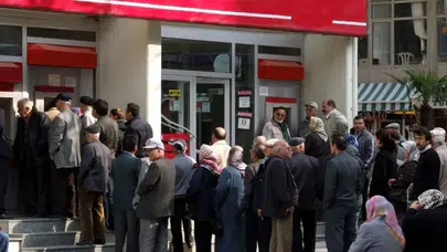 Bankamatik kuyruklarında bitmek bilmeyen çile: Emekliler dijital zorbalığa isyan etti