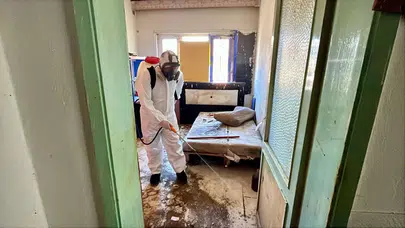 Daireden Yayılan Kötü Kokular İhbarı Ekipleri Harekete Geçirdi: İçeriden Tonlarca Çöp Çıktı