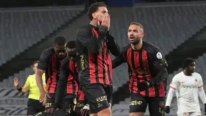 Süper Lig'de nefes kesen final virajı: Ligin dibi karıştı, puan farkları eridi