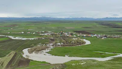 Kars'ta sel kabusu: Çiftçinin emeği sular altında kaldı