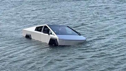 Tesla ile suya girme hayali hüsranla bitti: 20 metrelik derinliğe meydan okudu