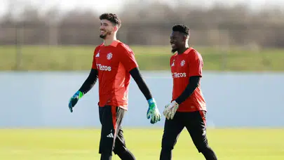 Manchester United'da büyük değişim: İki eldivenin de bileti kesildi!