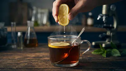 Çay tiryakilerinin vazgeçilmez ritüeli: Limon sıkmak sadece lezzet mi yoksa sağlık iksiri mi?