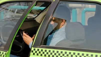 İran'da dijital izolasyon sona eriyor: Cumhurbaşkanı Pezeşkiyan'dan internete yeşil ışık