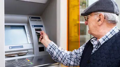 Bankamatik başında çile: Emekli parasını çekmekte zorlanıyor