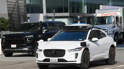Otonom sürüşte büyük kriz: Sel suları robotaksileri saf dışı bıraktı