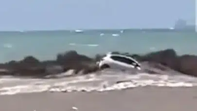Doğa öfkesini kustu: Park halindeki cip sulara gömüldü